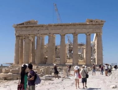 Τουρισμός: ΙΝΣΕΤΕ και έμποροι «τρώγονται» για την τουριστική κίνηση και το λιανεμπόριο